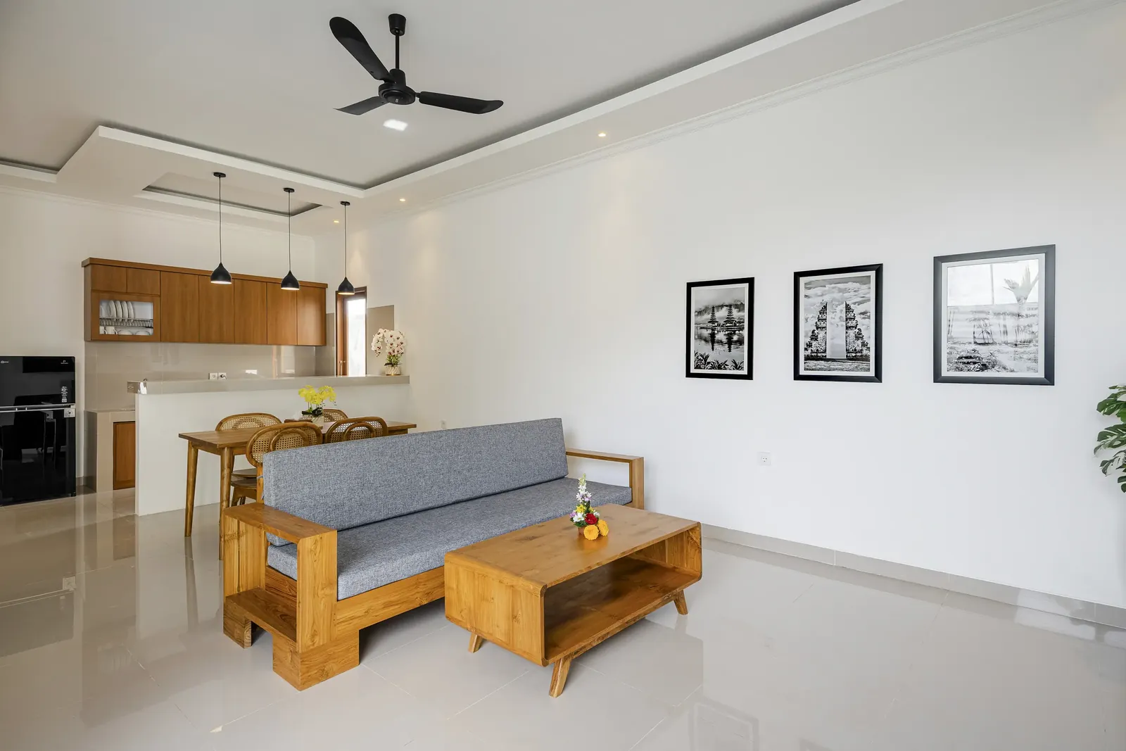 Wohnzimmer Cahyana Tibuah mit Sofa und Couchtisch