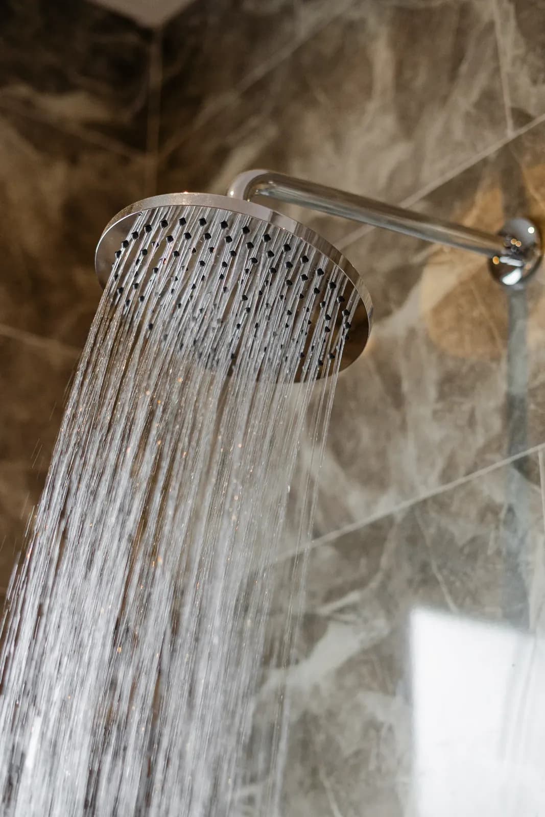 Badezimmer Cahyana Tibuah mit Regendusche