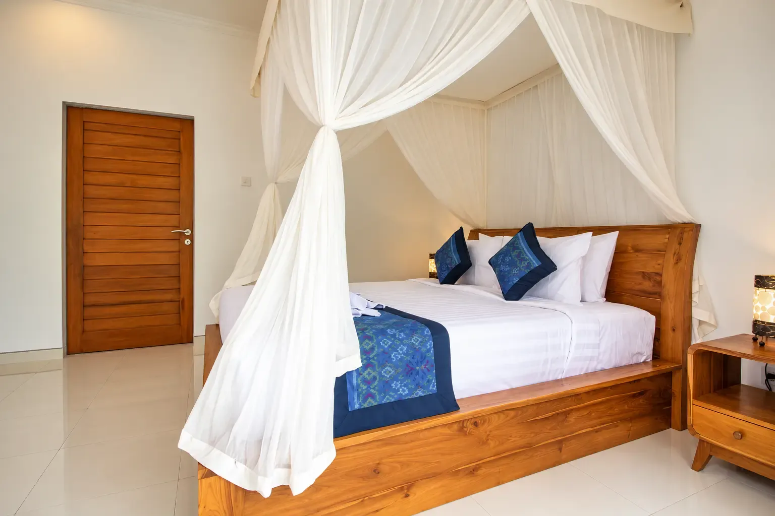 Cama con dosel y puerta de teca Cahyana House