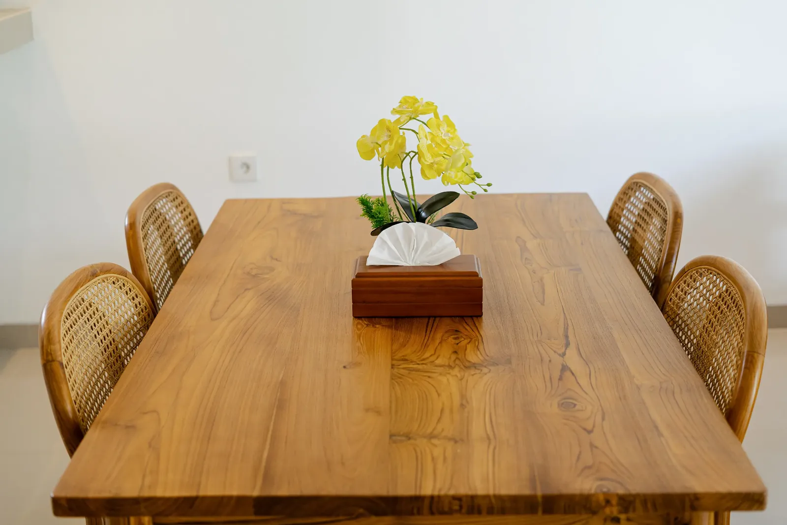 Mesa de comedor de teca Cahyana House con sillas de ratán