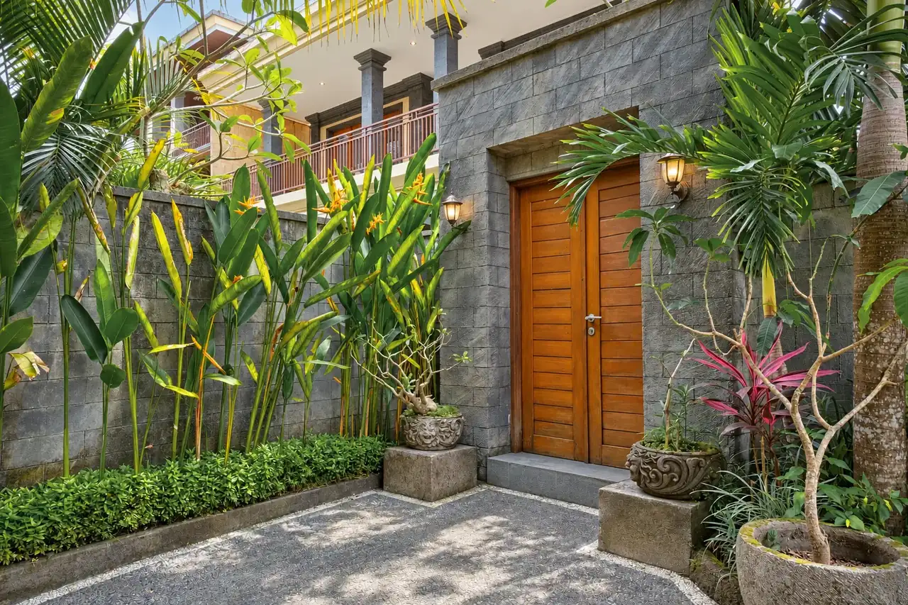 Puerta de entrada de teca Cahyana House en el jardín.