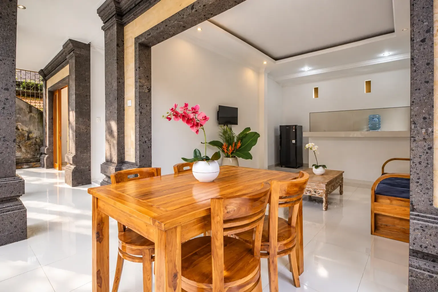 Salón y comedor Cahyana House con acceso a la terraza.