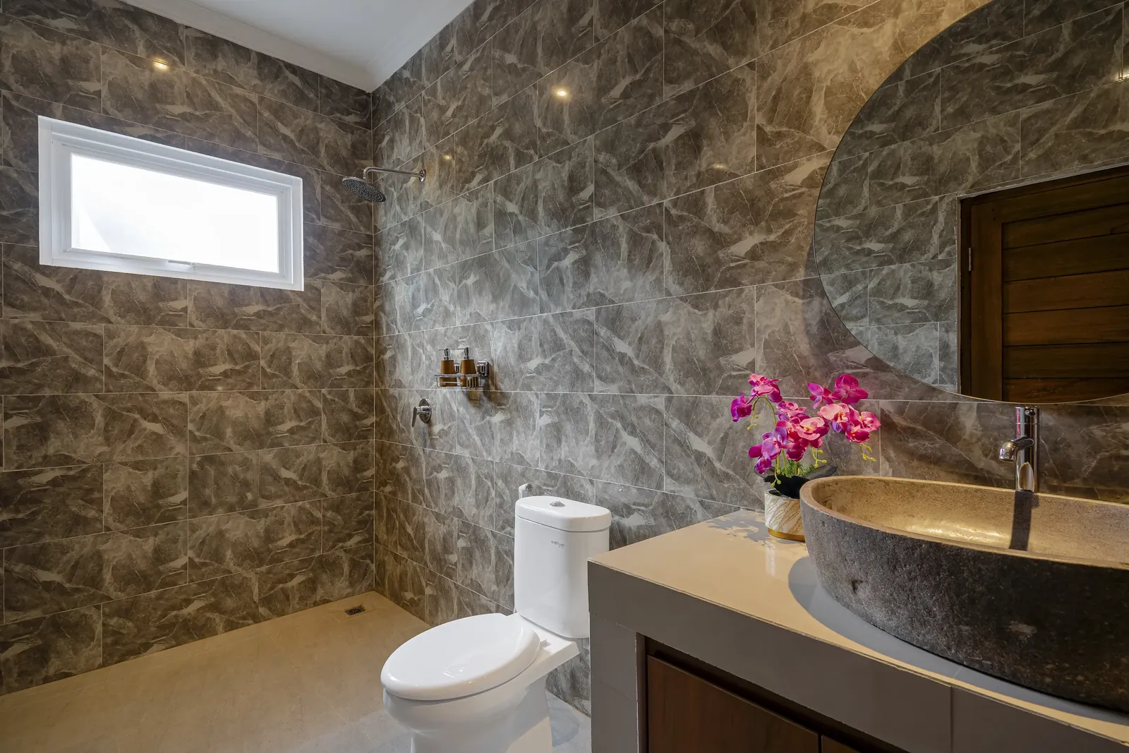 Cahyana Tibuah baño con lavabo de piedra