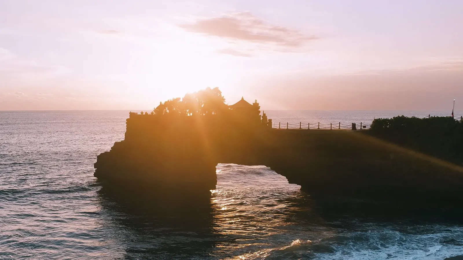 Sonnenuntergang hinter dem Tanah Lot-Tempel, Bali
